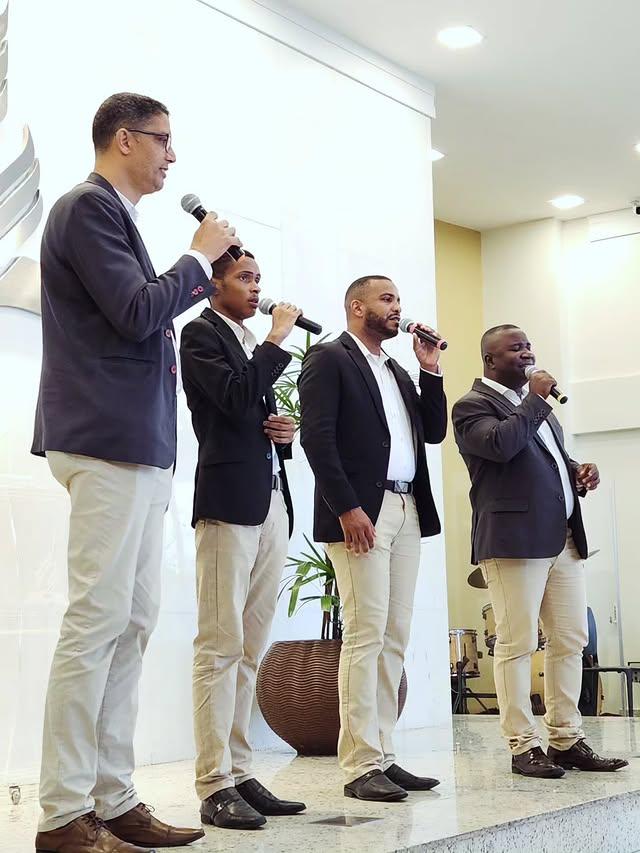 Quarteto da igreja cantando durante o culto