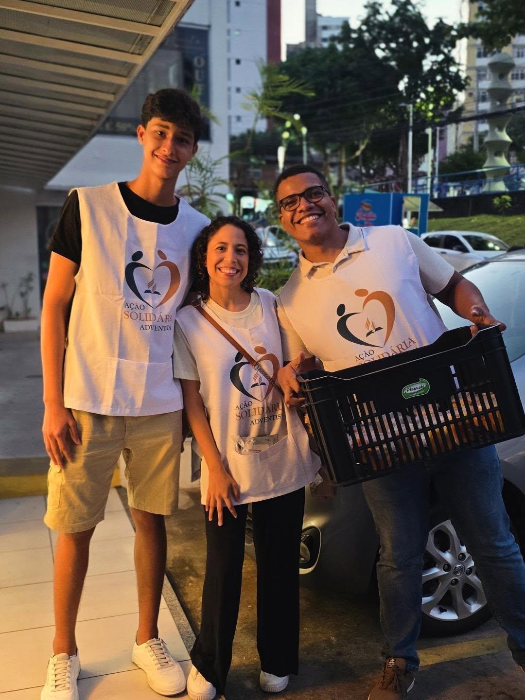 Voluntários da Ação Solidária Adventista da Pituba nas ruas do bairro