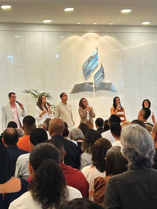 Congregação lotada durante o culto de sábado na Igreja Adventista da Pituba